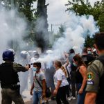 οι Αστυνομικοί Φέρουν Αριθμούς Ταυτότητας στα Μανίκια τους και Πώς οι Αγρότες Μπορούν να τους Καταγράψουν για Νομικές Ενέργειες