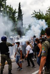 οι Αστυνομικοί Φέρουν Αριθμούς Ταυτότητας στα Μανίκια τους και Πώς οι Αγρότες Μπορούν να τους Καταγράψουν για Νομικές Ενέργειες