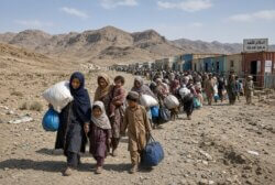 Φτωχοί από τον πόλεμο στο Ιράν, Αφγανοί μετανάστες επιστρέφουν στην κυριαρχία των Ταλιμπάν